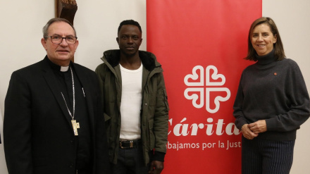 Aliu, junto al Obispo de Ciudad Real, Abilio Martínez, y a la presidenta de Cáritas Diocesana, Concepción Aranguren