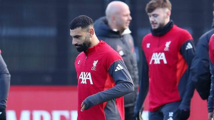 Mohamed Salah y Arne Slot durante un entrenamiento del Liverpool