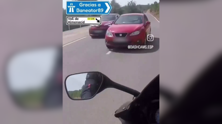 Un motorista se topa con una escena inesperada en plena curva y las redes arden debatiendo quién tiene la culpa