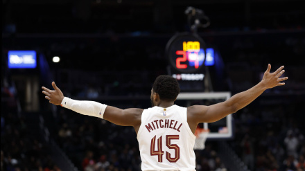 Mitchell anotó 48 puntos para dar la victoria a Cleveland pese al 0 de 11 en triples de Garland.