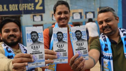 Varios aficionados muestran sus entradas para el evento en Calcuta.