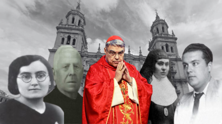 El cardenal juntoa  algunos de los 124 mártires beatificados