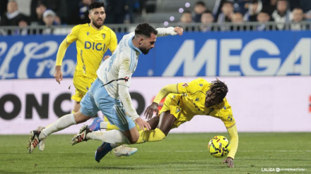 El árbitro pitó penalti en esta acción de Insua sobre Dawda. Adrián lo paró, pero el Cádiz se llevó el triunfo