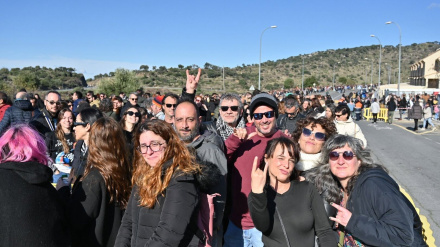 14/12/2025 Fans de Robe Iniesta hacen cola a las puertas del Palacio de Congresos de Plasencia para homenajear al músico placentino.Cientos de personas están haciendo cola durante toda la mañana de este domingo a las puertas del Palacio de Congresos de Plasencia para rendir homenaje al músico Robe Iniesta, fallecido este pasado miércoles a los 63 años.SOCIEDAD ESPAÑA EUROPA EXTREMADURAANDRÉS RODRÍGUEZ/ EUROPA PRESS