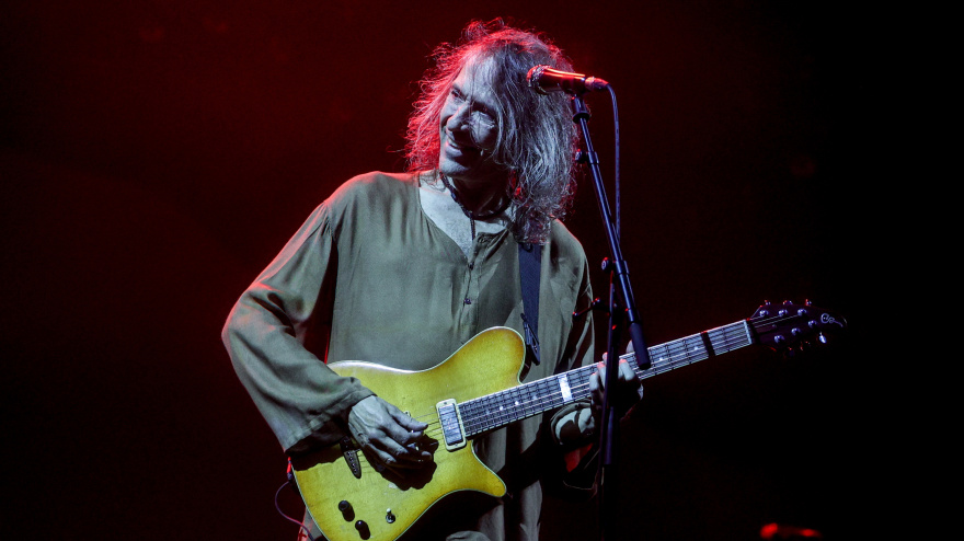 (Foto de ARCHIVO)El cantante Roberto Iniesta, 'Robe', durante un concierto en el Auditorio Miguel Ríos, a 25 de mayo de 2024, en Rivas-Vaciamadrid, Madrid (España). Robe Iniesta es compositor, músico, poeta y escritor, conocido por ser el fundador en 1987 y cantante del grupo de rock español Extremoduro. En 2015, Robe publicó su primer trabajo en solitario, titulado ‘Lo que aletea en nuestras cabezas’. En 2023 presentó su último disco hasta la fecha, titulado ‘Se nos lleva el aire’. Su nueva gira, ‘Ni santos ni inocentes’, que comenzó el pasado 11 de mayo, llevará al cantante por toda España hasta noviembre.Ricardo Rubio / Europa Press25/5/2024