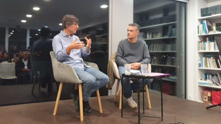 El escritor Henrique Dacosta con Pepe Fandiño en la presentación del libro 