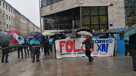 Concentración de los trabajores este lunes ante el edificio de la Xunta en Ferrol
