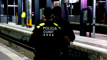 Cunit pone en marcha un dispositivo policial con drones para evitar que se crucen las vías del tren en la estación del municipio