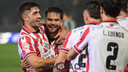 Codina, autor de una diana del Zamora CF, celebra el gol en Cáceres