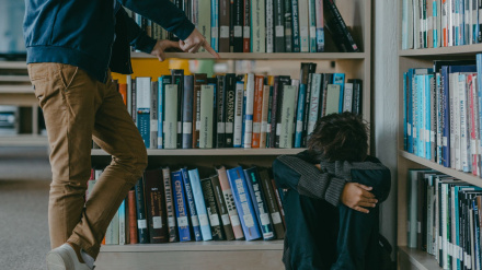 Niño siendo acosado por un compañero de clase