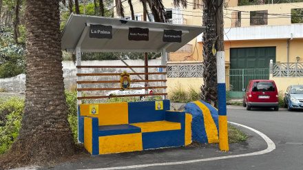 Marquesina de la guagua pintada por los vecinos de Siete Puertas