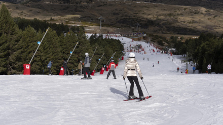 Varios aficionados disfrutan de la nieve durante la apertura de pistas de la estación de Valdelinares, en Teruel