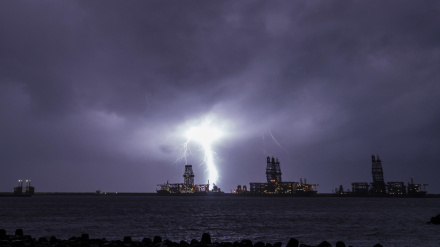 El paso de la borrasca Emilia por Gran Canaria ha traído algo de aparato eléctrico, como se aprecia en esta imagen del puerto de Las Palmas de Gran Canaria