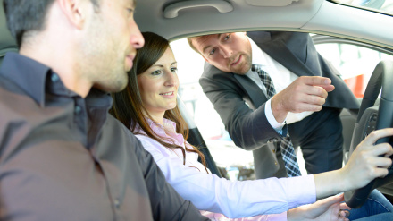 Asesoramiento de concesionarios de automóviles: vendedores y clientes al comprar un coche