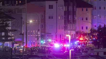 La policía y los servicios de emergencia evacúan la zona de la playa de Bondi en Sídney, Australia