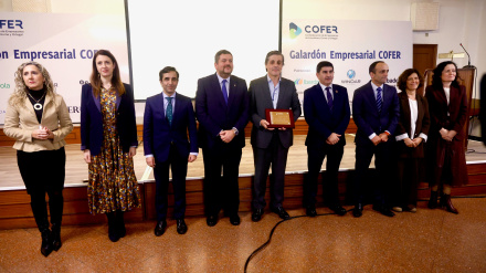 Foto de familia de los convocados por COFER en la entrega de esta distinción