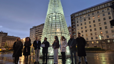El árbol de Navidad está elaborado con botellas recicladas