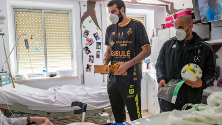 La plantilla de Jaén Paraíso Interior reparte sonrisas e ilusión en el Hospital Materno Infantil de Jaén