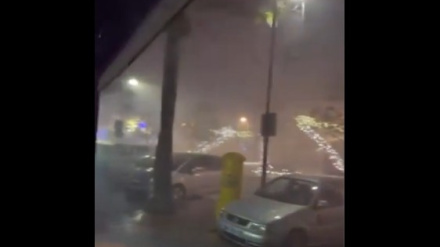 Un tornado en la costa de Mijas derriba parte de alumbrado navideño, arranca árboles y arrastra barcos