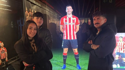 Oscar Vivian ante una imagen de su primo, central del Athletic de Bilbao