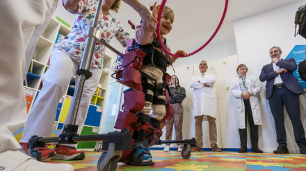 Gala ha sido la protagonista de la presentación este lunes del primer exoesqueleto pediátrico que se ha incorporado al Hospital Universitario Insular-Materno Infantil de Gran Canaria. En la imagen, Gala da los primeros pasos en presencia, entre otros, del presidente de Canarias, Fernando Clavijo (d), la consejera de Sanidad, Esther Monzón, y los responsables médicos del hospital. EFE/Ángel Medina G.