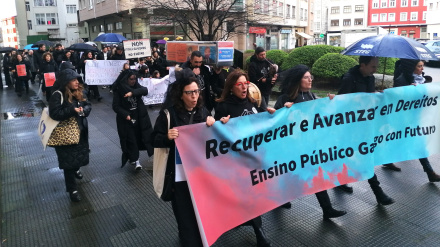 Los manifestantes portaba un "ataúd" a modo simbólico