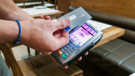 Un hombre paga con tarjeta en un comercio de Barcelona