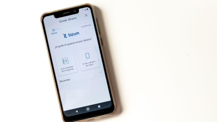 Un teléfono móvil con la aplicación de Bizum abierta