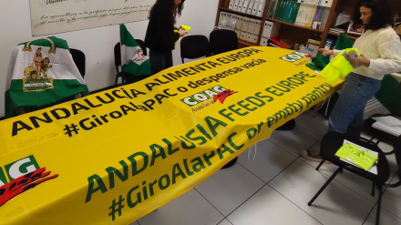 Coag prepara una de las pancartas de la manifestación de este jueves en Bruselas