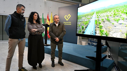 Presentación con la diputada provincial de Bienestar Social de Granada del 'teaser' del documental vinculado al programa provincial 'Cuenta conmigo'
