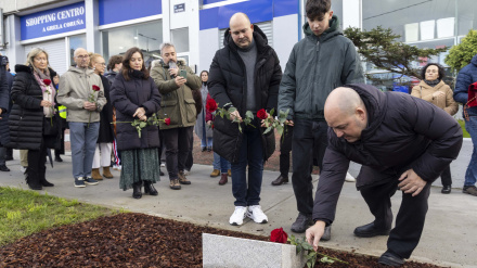 Monolito en recuerdo de Toño y Pilar, fallecidos en la avenida de Fisterra (A Coruña)  en 2020