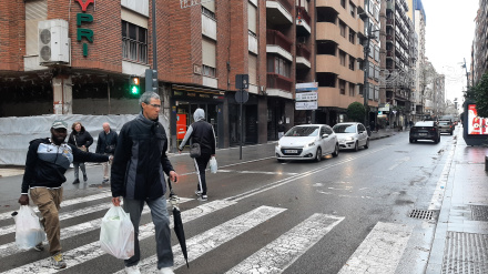 Un grupo de peatones cruza un paso de cebra en Lorca