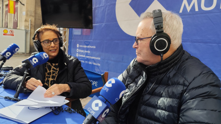 Monseñor Lorca Planes visita el set de COPE Navidad 2025