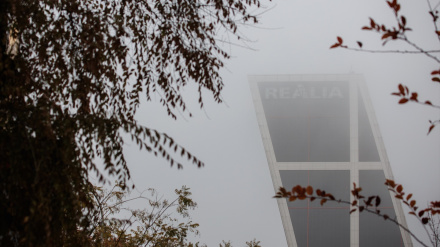 Una de las 'Torres KIO' cubierta de niebla