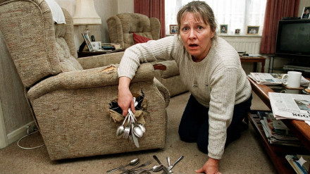 Una persona encuentra en un agujero del sofá la cubertería entera que metieron sus hijos