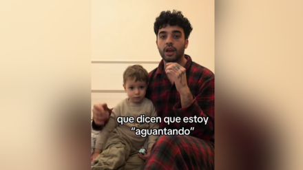 Pol Figols, con el hijo de su novia, en el vídeo
