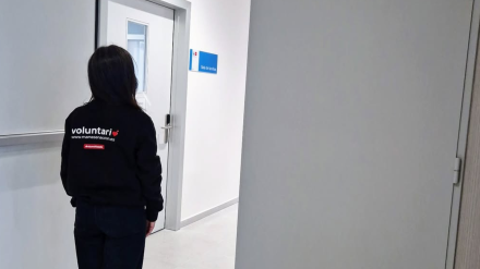 Una joven voluntaria de Mamás en acción en un hospital