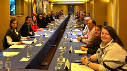 Dirección y representantes sindicales durante la firma este martes en Madrid