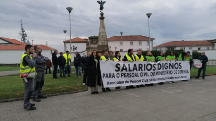El personal civil concentrado a las puertas del Arsenal Militar de Ferrol