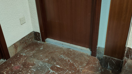 Rellano de la vivienda donde se ha cometido el crimen