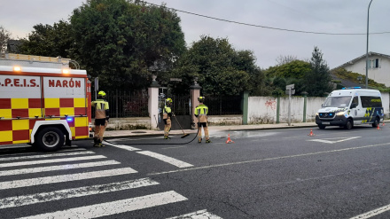 Los bomberos limpiando la zona del accidente