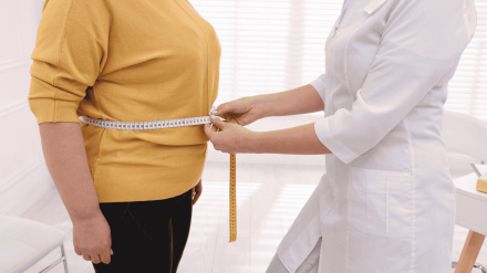 (Foto de ARCHIVO)Médico midiendo el perímetro abdominal de un paciente con obesidad.REMITIDA / HANDOUT por QUIRÓNSALUDFotografía remitida a medios de comunicación exclusivamente para ilustrar la noticia a la que hace referencia la imagen, y citando la procedencia de la imagen en la firma07/2/2025