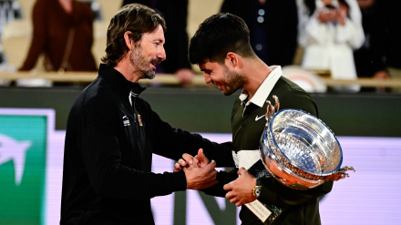 Juan Carlos Ferrero y Carlos Alcaraz se felicitan después de que el murciano conquistara Roland Garros.