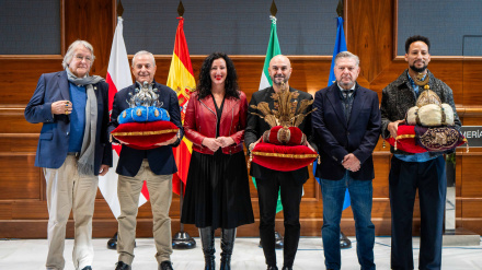 ENTREGA DE CORONAS A LOS EMISARIOS