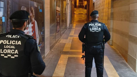 Dos agentes de la Policía Local de Lorca durante una patrulla por el casco histórico