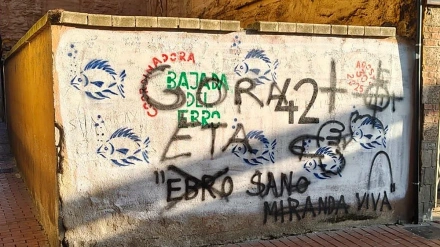 Dos miembros de la Coordinadora Bajada del Ebro, un movimiento popular que defiende un río limpio y sano en Miranda de Ebro (Burgos), han sido sancionados con 750 euros por el Ayuntamiento por restaurar un mural dedicado a la tradicional Bajada del Ebro, que celebran todos los veranos desde hace 42 años, y que había sido vandalizado con la frase 'Gora ETA' y símbolos fascistas.