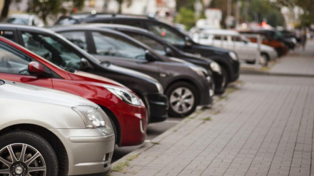Varios vehículos aparcados en una calle de Avilés