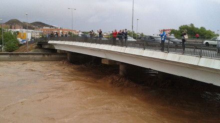 Imagen del puente Juan Carlos I de Lorca durante la riada del año 2012