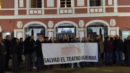 Protesta frente al teatro Guerra