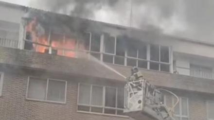 Los bomberos haciendo frente al fuego desde el exterior